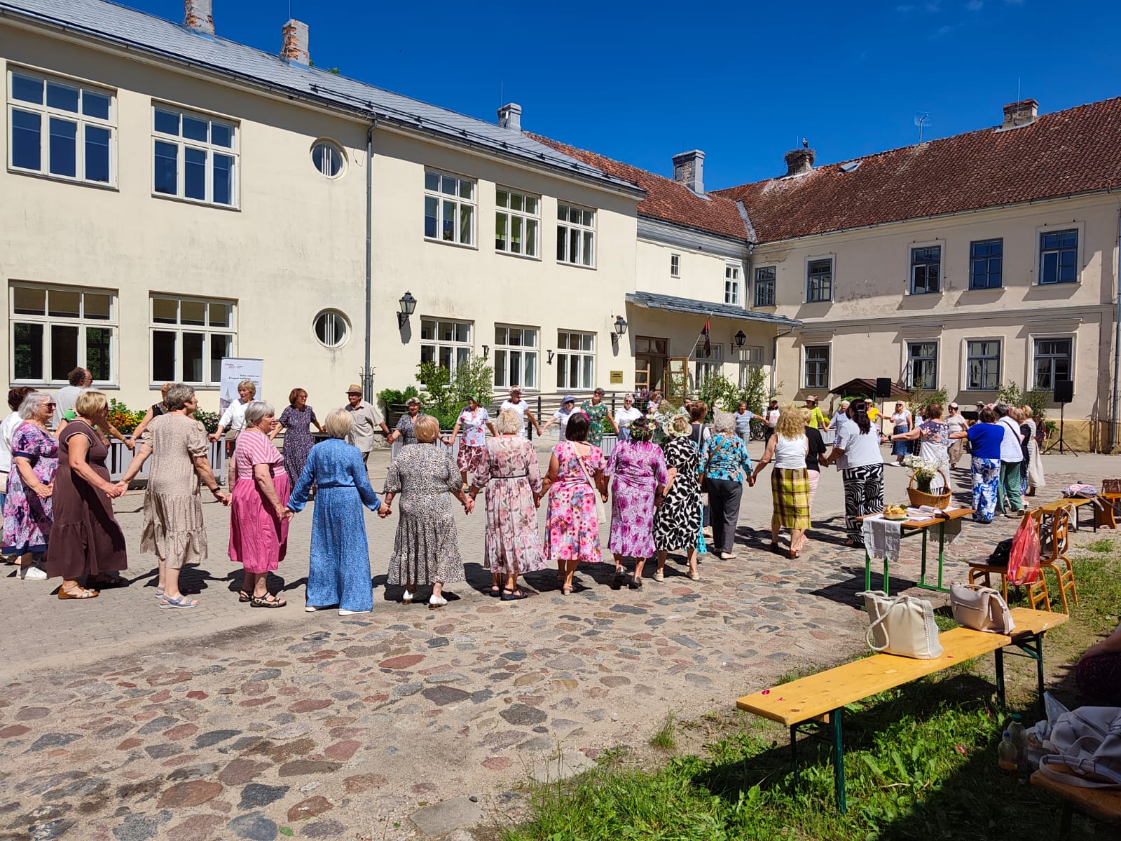 Kuldīgas Kopienas mājas pagalmā norisinājās kopienas pasākums “Ventspils ielas radošais pagalms”